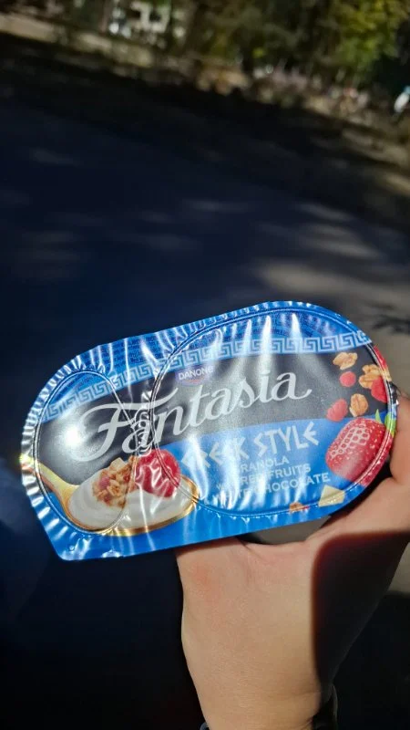 Granola Fantasia в гръцки стил с червени плодове и бял шоколад