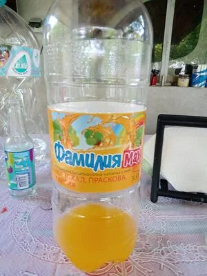 Газирана безалкохолна напитка с вкус на портокал и праскова